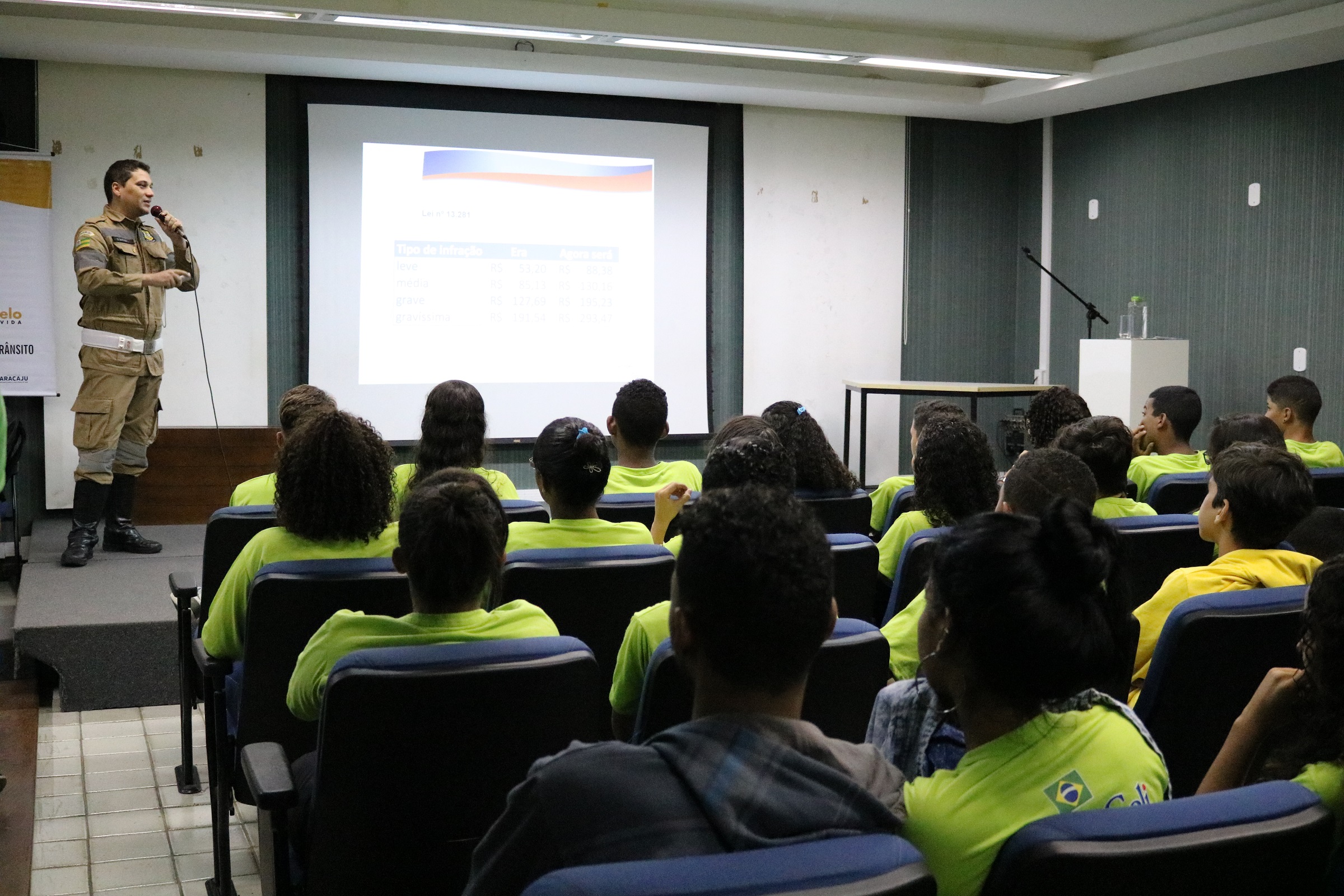 SMTT leva mensagem de conscientização no trânsito a alunos do ILBJ - SMTT Aracaju
